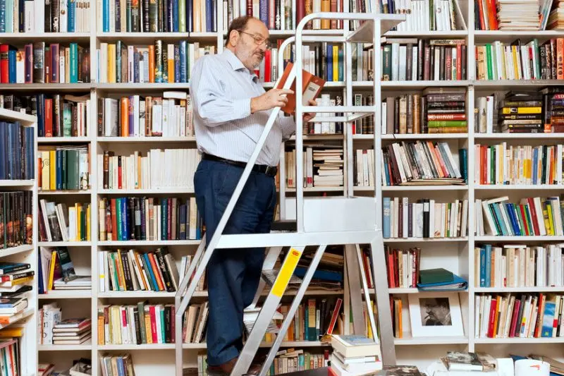 Novant'anni fa, il 5 gennaio del 1932, nasceva ad Alessandria il filosofo, scrittore, semiologo e medievalista Umberto Eco.   (Unioneonline/D)  2022 per Oblomov, la casa editrice di fumetti diretta da Igort è fondata con La nave di Teseo. Il 7 gennaio uscirà questo divertissement, in cui Eco racconta in forma di divertente (ma precisissima) filastrocca la storia della filosofia, illustrata dallo stesso Eco. E negli stessi giorni uscirà il numero di gennaio di Linus dedicato a Umberto, con la copertina di Manara. Eco è un mondo inesauribile, e vogliamo offrire ai lettori, e a noi stessi, il senso di questa ricchezza". Clamoroso esordio del 1958 nel campo, definito dallo stesso Eco, della saggistica leggera, questo prezioso libretto venne firmato allora dallo scrittore con lo pseudonimo joyciano di Dedalus, anche per il rischio di compromettere l'inizio della sua carriera accademica. Sono una galleria di ritratti della storia della filosofia in forma di filastrocca - genere familiare fin dall'infanzia a Eco, assiduo lettore del "Corriere dei Piccoli" - integrata, in questa nuova edizione, dalla sezione "Scrittori in libertà", dedicata tra gli altri a Marcel Proust, James Joyce e Thomas Mann, autori prediletti da Eco. "Con 'Filosofi in libertà' ripassiamo (seriamente) la storia della filosofia tra allegre risate, con il gusto della parodia e il ritmo delle filastrocche" dice Mario Andreose. Le filastrocche, scritte in epoche diverse, erano state lette in piazza San Marco durante il Congresso Internazionale di Filosofia del 1958 e sono state scritte dopo le vignette che Eco aveva disegnato durante noiosi convegni. Apparsa in prima edizione in un volumetto in tela rossa, in tiratura numerata di 500 copie, seguita da un'edizione, sempre in 500 copie, in tela azzurra, nel 1959, come racconta Eco nella nota al volume, questa storia della filosofia in forma conviviale è stata usata anche per preparare esami di maturità. Dai presocratici agli analisti del linguaggio, l'autore ci offre i ritratti di Aristotele, Anselmo d'Aosta, Tommaso d'Aquino e poi Cartesio, Giambattista Vico, Kant, Hegel, Marx e Benedetto Croce. Mentre in 'Scrittori in libertà' troviamo anche Edipo Re, Un inedito di Dante su Saussure e Alessandro Manzoni. (A