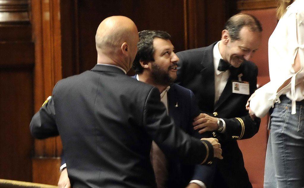 Salvini allontanato dagli uscieri