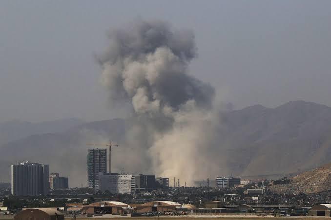 Attentato in una moschea di Kabul: decine di morti
