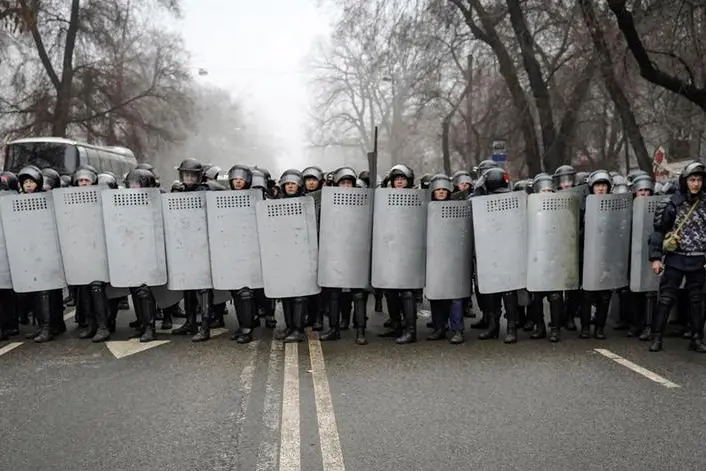 Le forze dell'ordine schierate ad Almaty (Ansa)