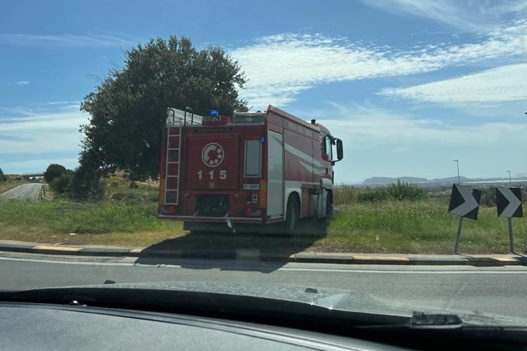 L'autobotte dei Vigili del fuoco (foto L'Unione Sarda - Andrea Serreli)