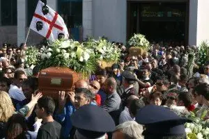 Le bare dei tre operai morti alla Saras tra due ali di folla