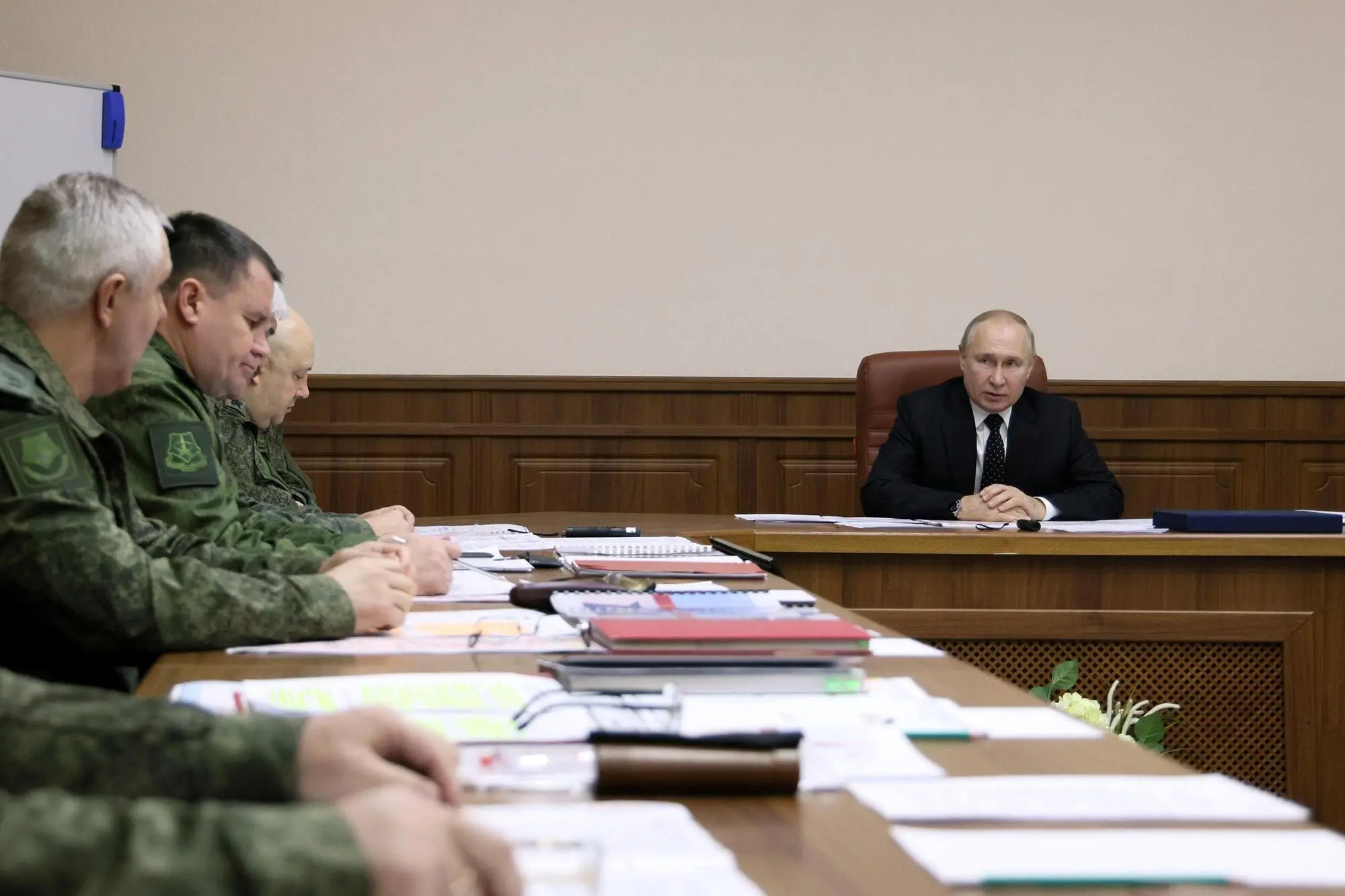 La riunione di Putin con i vertici militari (Ansa)