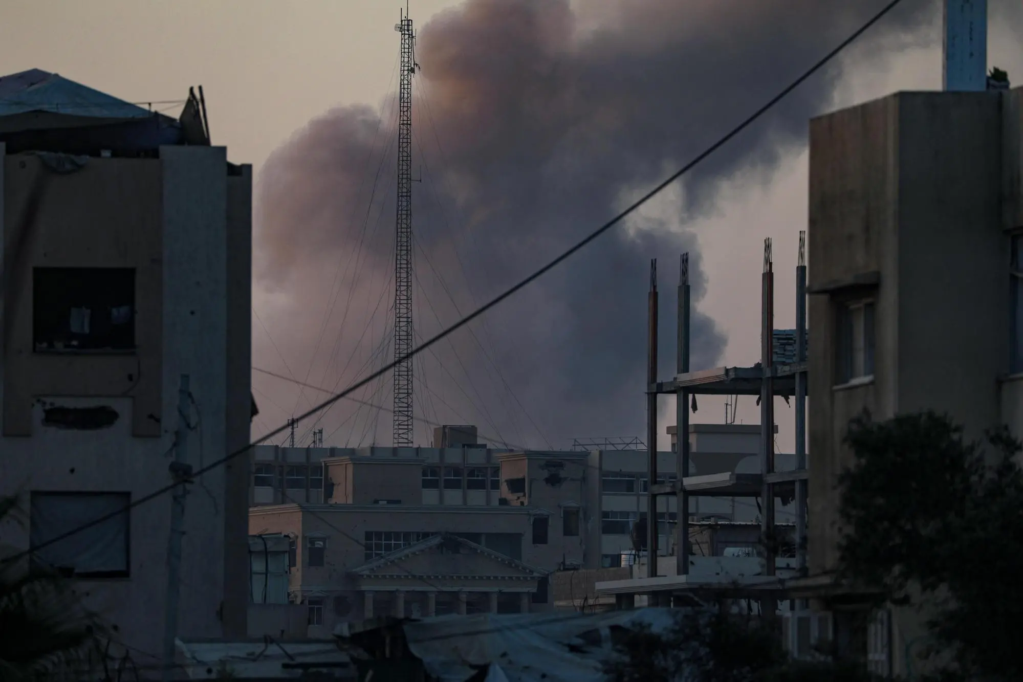 Esplosioni a Gaza City (foto Ansa)