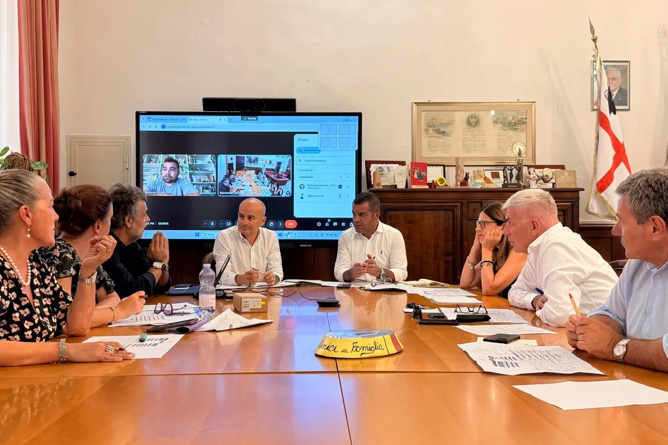 Il sindaco con la giunta e il segretario comunale uscente