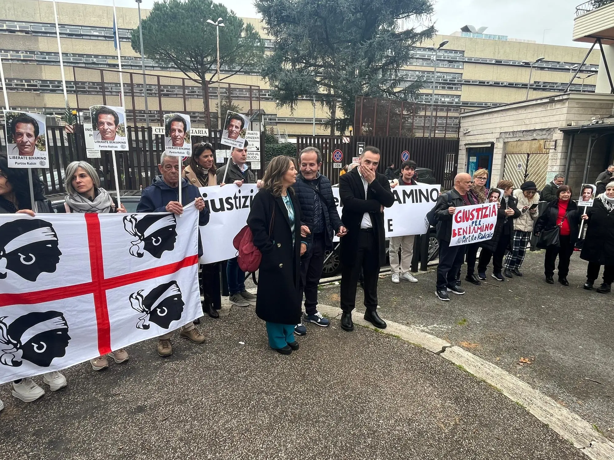 Una manifestazione per Beniamino Zuncheddu davanti alla cittadella giudiziaria di Roma