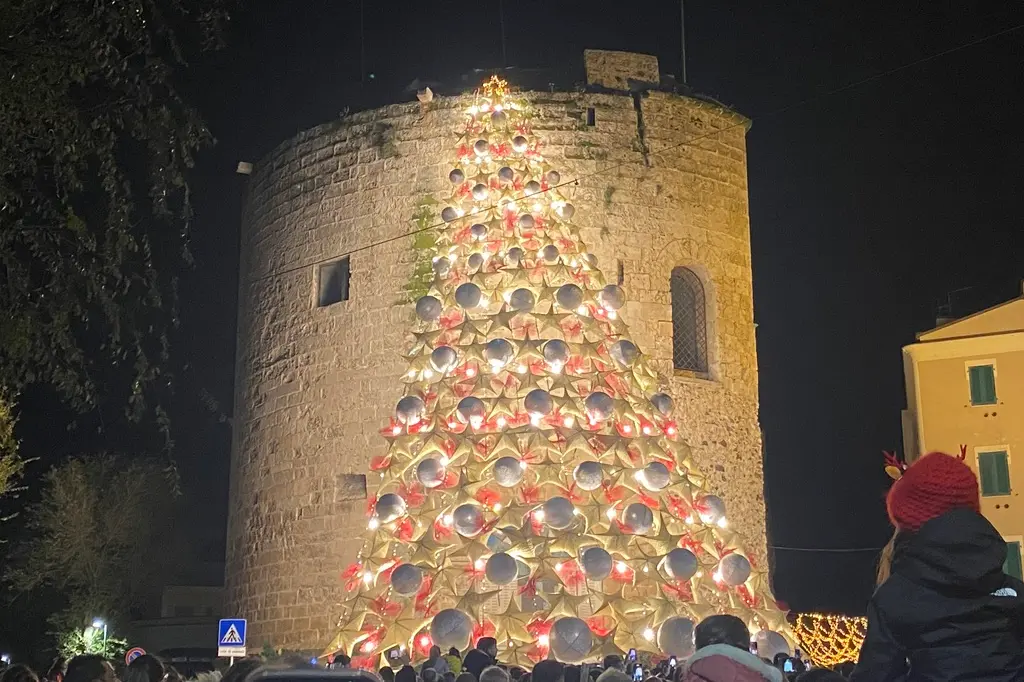 L'albero di Natale sulla torre di Porta Terra