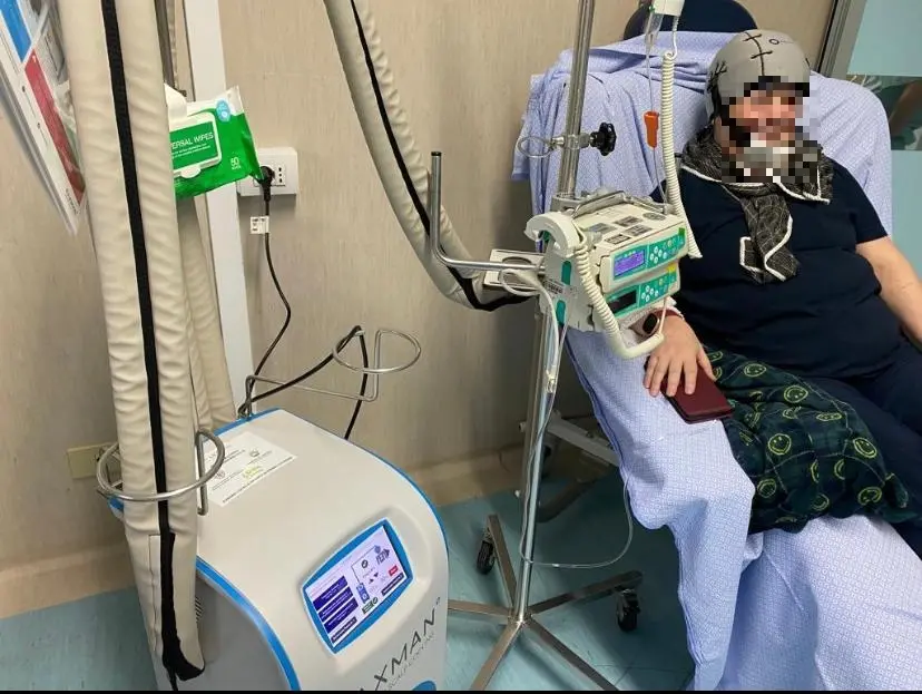 La paziente che per prima ha utilizzato la cuffia al San Martino (foto concessa