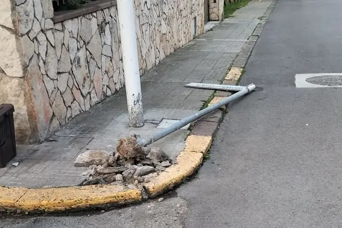 Uno dei pali divelti in via Pascoli a Porto Torres (foto M. Pala)
