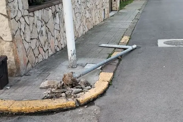 Uno dei pali divelti in via Pascoli a Porto Torres (foto M. Pala)