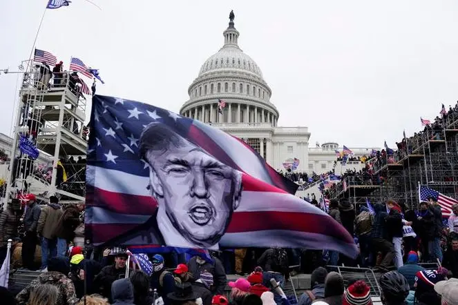 Manifestanti pro-Trump davanti al Campidoglio il giorno dell'assalto (Ansa)