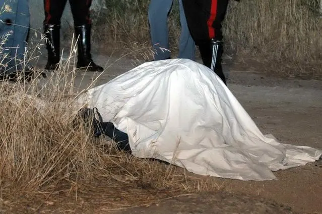 Il cadavere ricoperto da un telo bianco