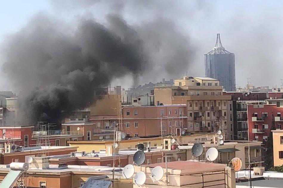 Cagliari, auto in fiamme: momenti di paura in via Dante