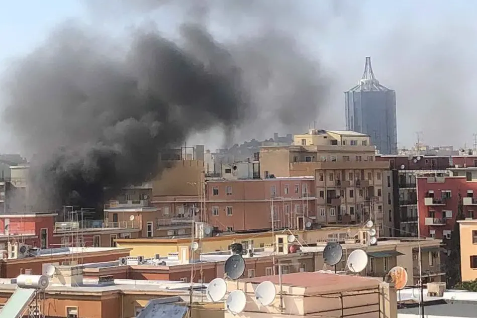 Il fumo dell'incendio nella zona di via Dante