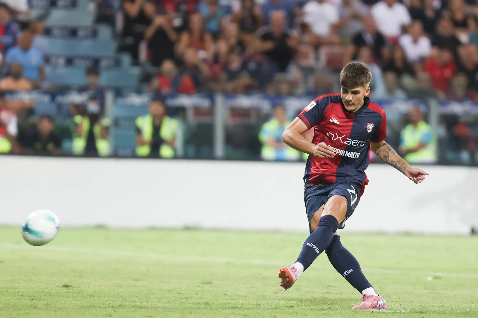 Nicolò Cavuoti segna il rigore decisivo di Cagliari-Virtus Entella (foto Fabio Murru)