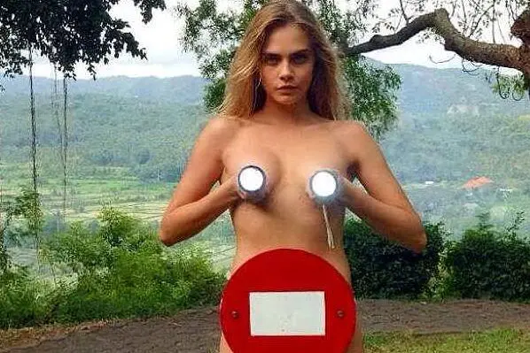 Due torce per coprire il seno e un cartello di divieto: Cara sa come essere provocante