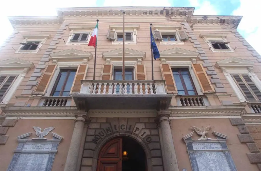 Il Municipio de La Maddalena (foto archivio L'Unione Sarda)