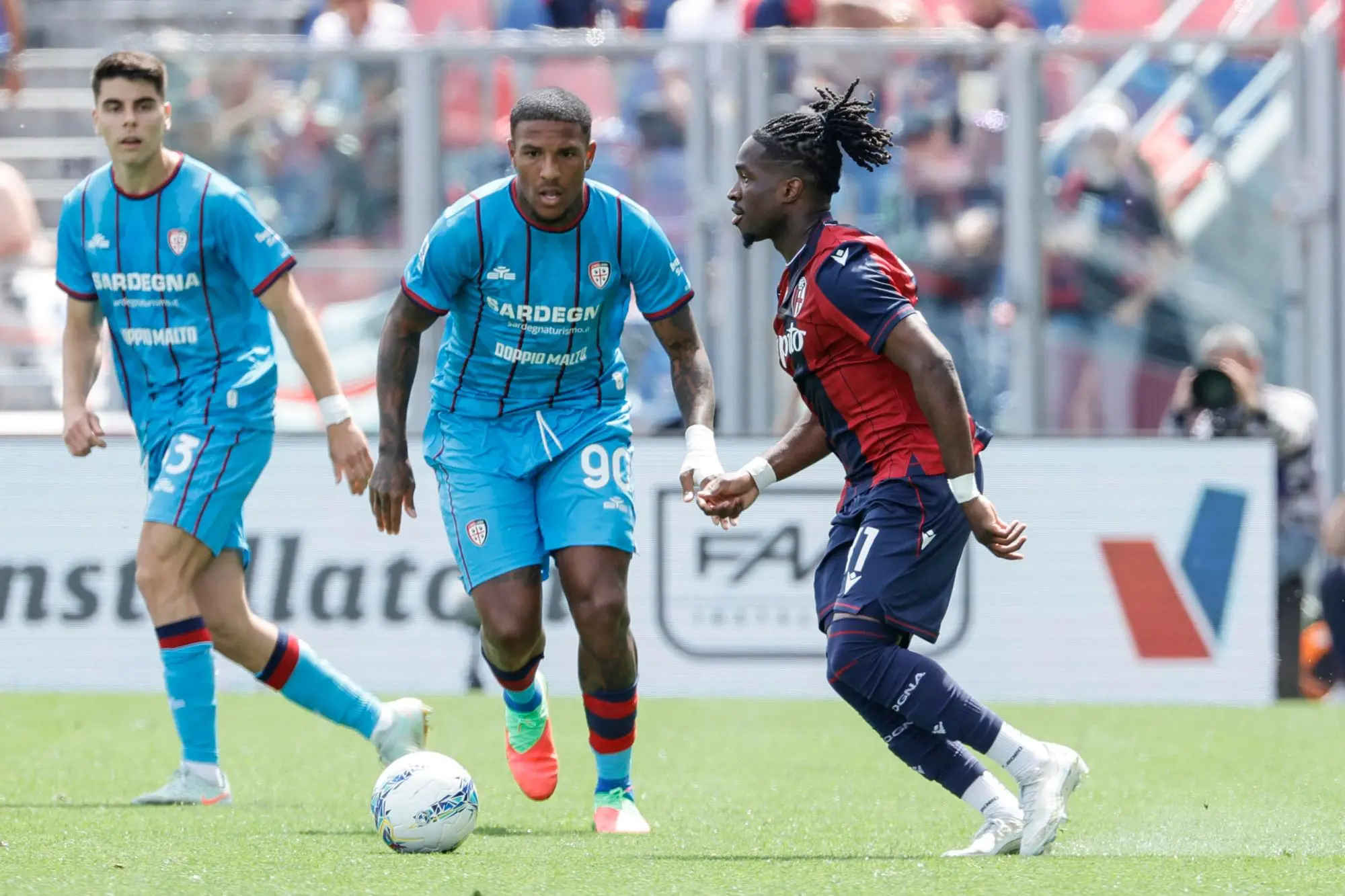 Michael Folorunsho contro Jonathan Rowe in Bologna-Cagliari (foto Ansa)