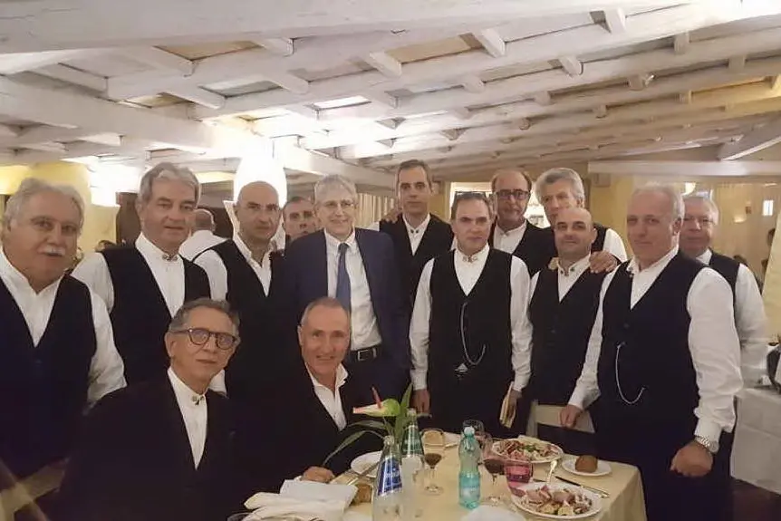 Mario Giordano a Porto Cervo con il gruppo folk ensemble di Olbia