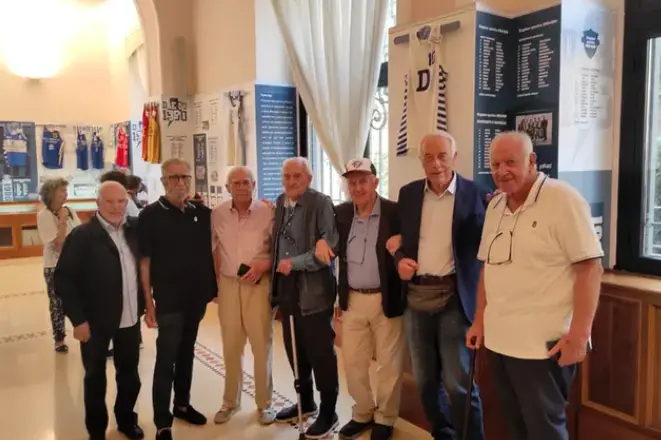 Valerio Mazzanti (col bastone) in mezzo ad altri pionieri della Dinamo (foto G. Marras)
