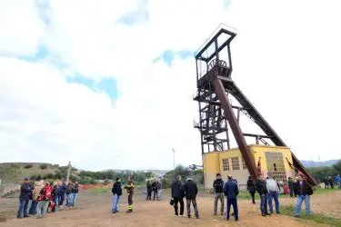 La torre sulla quale si è arrampicato un operaio degli appalti