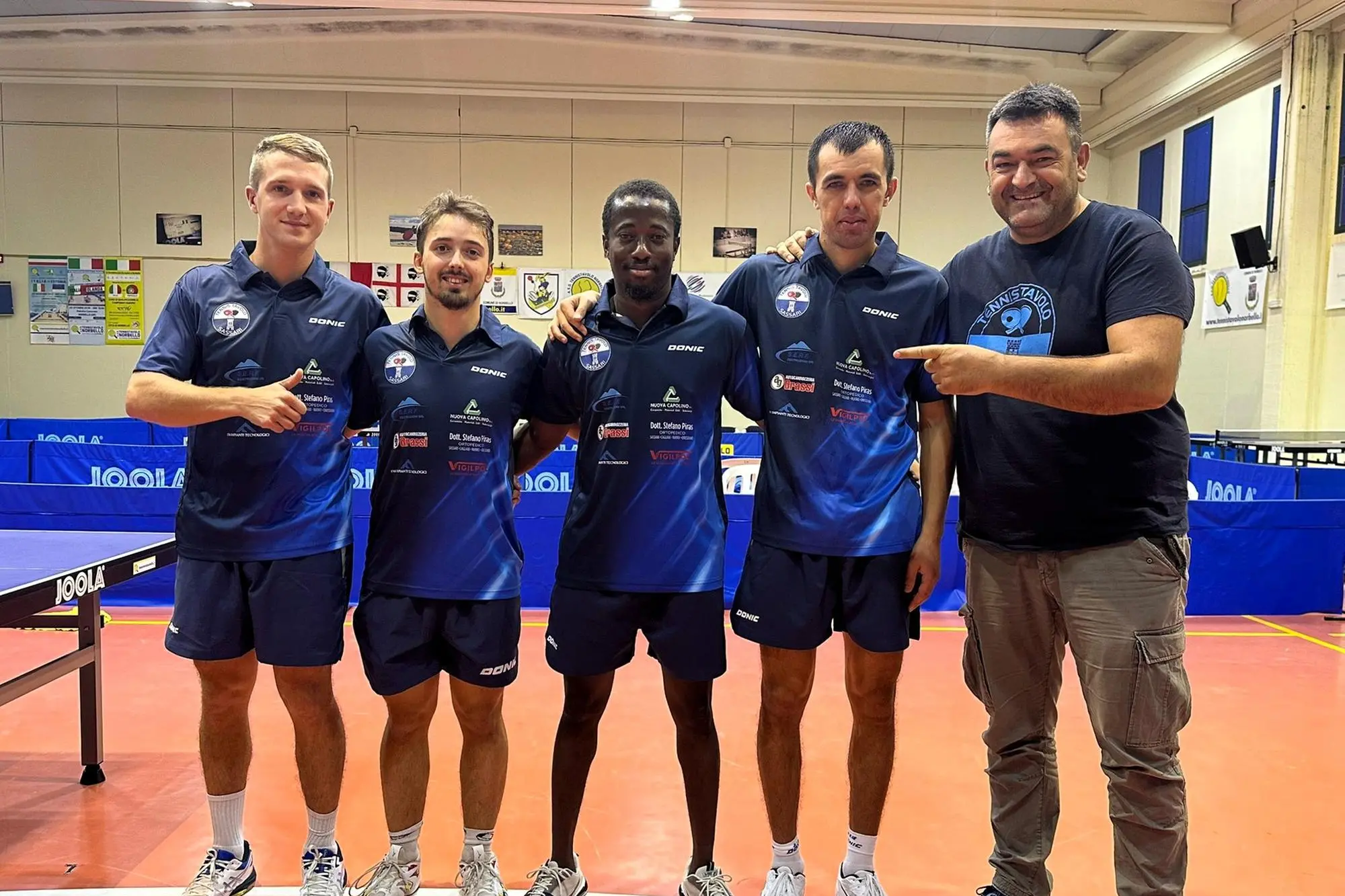 Il TT Sassari secondo in classifica nella serie A1, da sin. Baciocchi, Puppo, Ashimyu, Ismailov e il coach Santona (foto concessa dal TT Sassari)