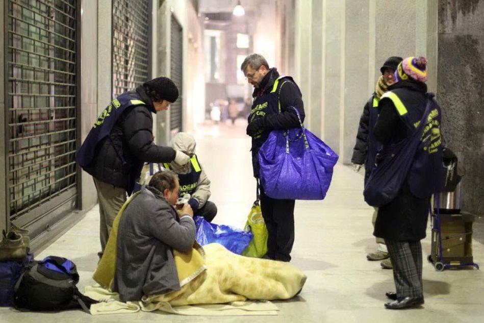 Bastona il clochard e fugge: il senzatetto è in condizioni gravissime