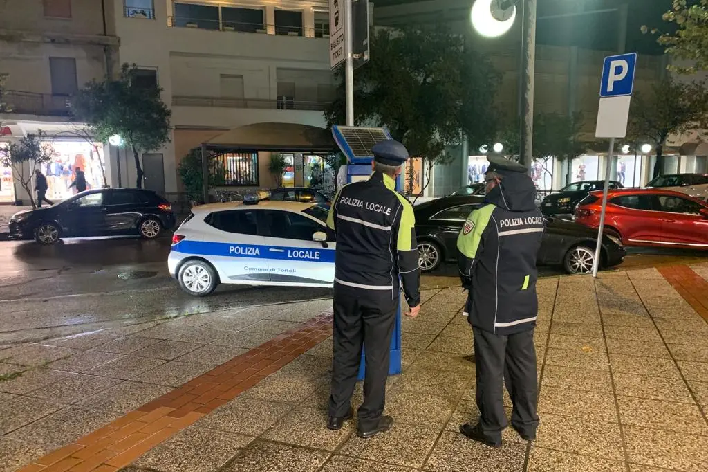 Due agenti della Polizia locale in servizio tra le strade di Tortolì (foto Secci)