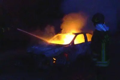 L'Alfa 156 in fiamme