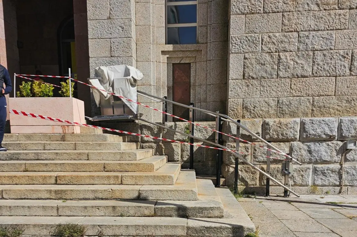 Il montascale inutilizzabile alle Poste di Nuoro