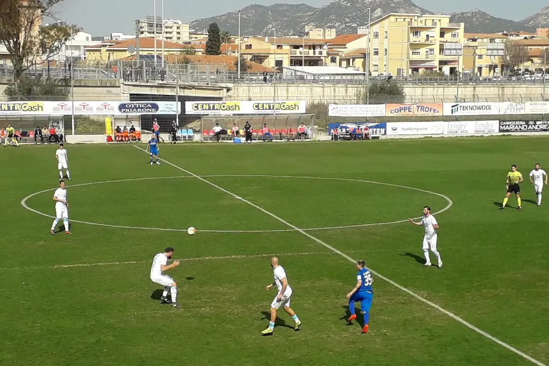Manuel Giandonato in azione con la maglia dell'Olbia (foto Ilenia Giagnoni)