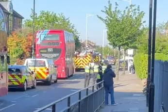 Mezzi di soccorso fuori dalla stazione di Hainault a Londra (foto da frame video X)
