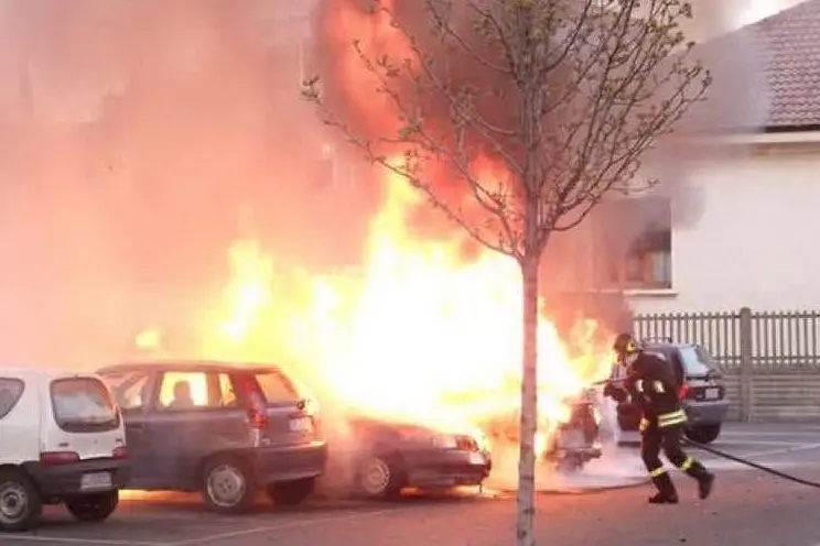 Vigili del fuoco spengono l'incendio di una Fiat Punto