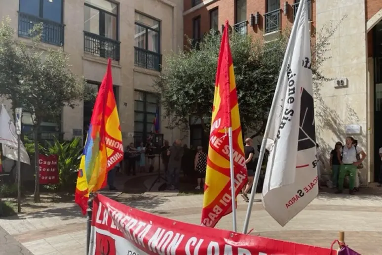 La protesta degli antimilitaristi a Cagliari (foto Ansa)