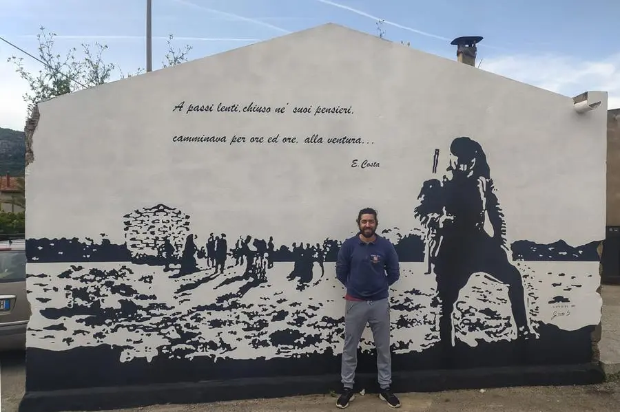 Gavino Spezzigu davanti al murales (foto concessa)
