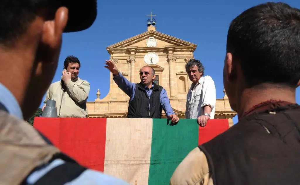 Regista e produttore, noto per diversi film che hanno riscosso molto successo in patria e all'estero