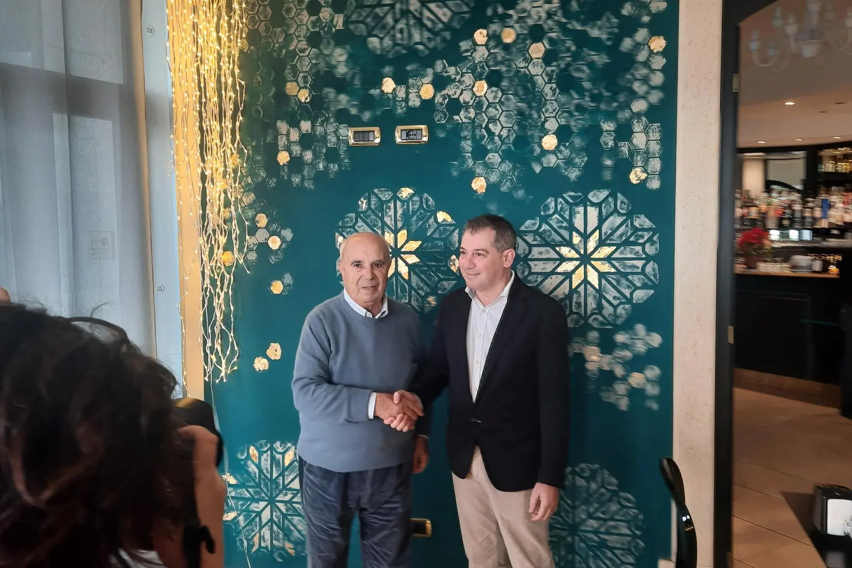 Il primo cittadino in carica, Antonello Idini, e il primo sindaco, Antonio Satta che ha guidato il paese per vent'anni (foto Careddu)