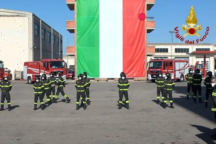Giuramento a Cagliari, nel piazzale della sede del Comando, per i Vigili del Fuoco del 91° corso
