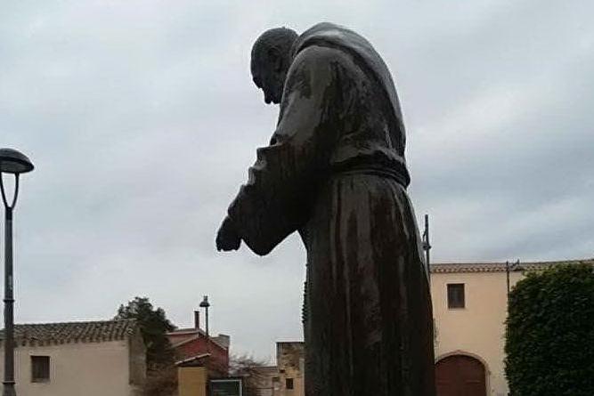 Dolianova, vandali imbrattano la statua di Padre Pio