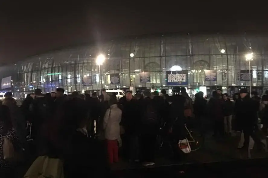 Centinaia di persone fuori dalla stazione di Strasburgo (foto da Facebook)