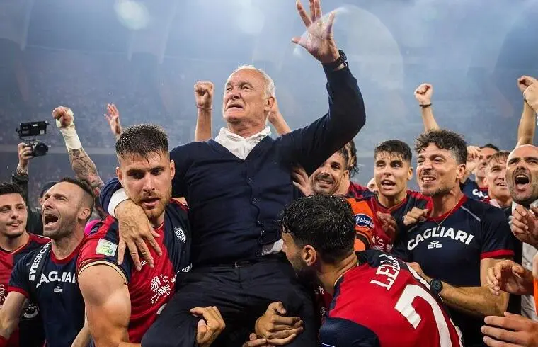 Claudio Ranieri portato in trionfo dai suoi giocatori dopo la notte magica di Bari