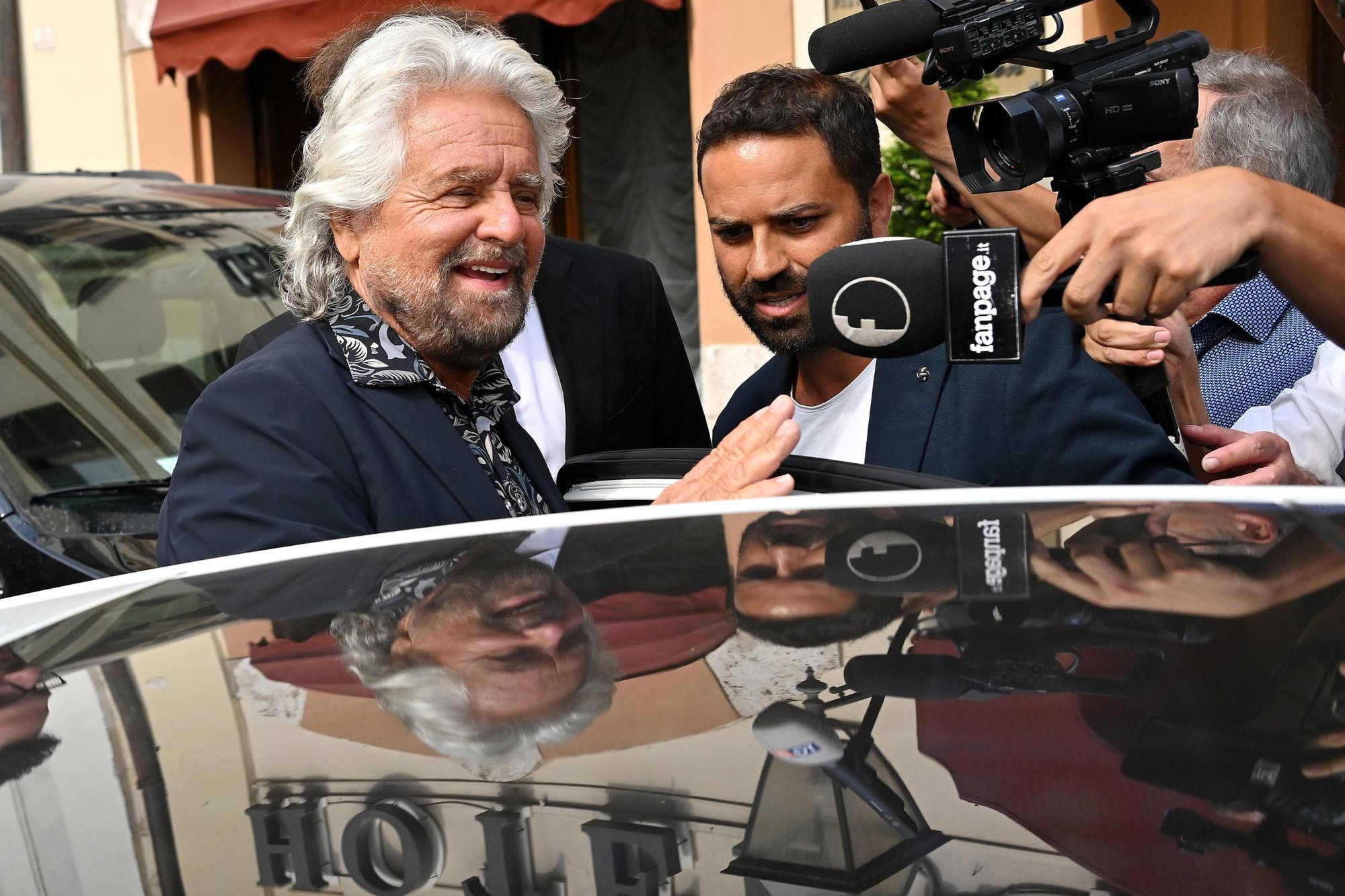 Il garante del M5s Beppe Grillo esce dall'hotel Forum di Roma, 27 giugno 2022. ANSA/ETTORE FERRARI