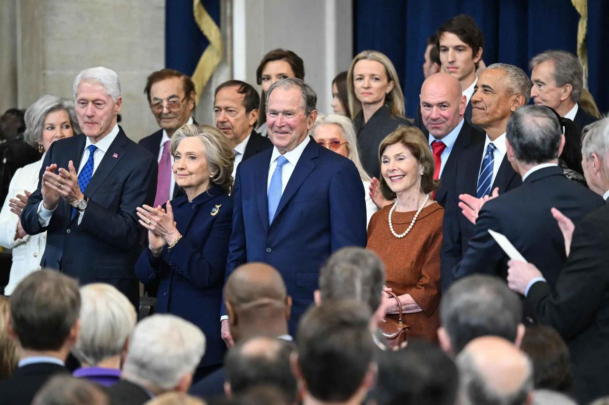 Bill e Hillary Clinton, George W. Bush e Barack Obama tra il pubblico (Ansa-Epa)