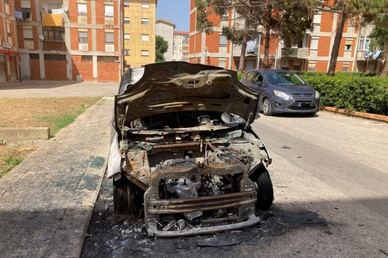 Un'auto bruciata a Porto Torres (L'Unione Sarda - Pala)