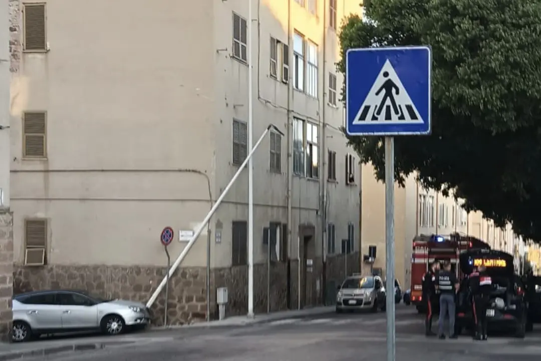 Auto contro palo della luce: forze dell'ordine e vigili del fuoco sul posto