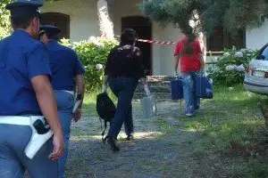 Gli inquirenti davanti alla casa della vittima