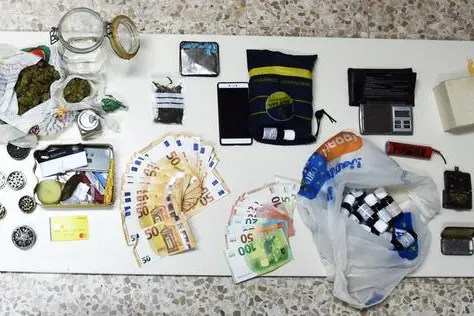 Drugs and money seized (Photo Nuoro Police Headquarters)