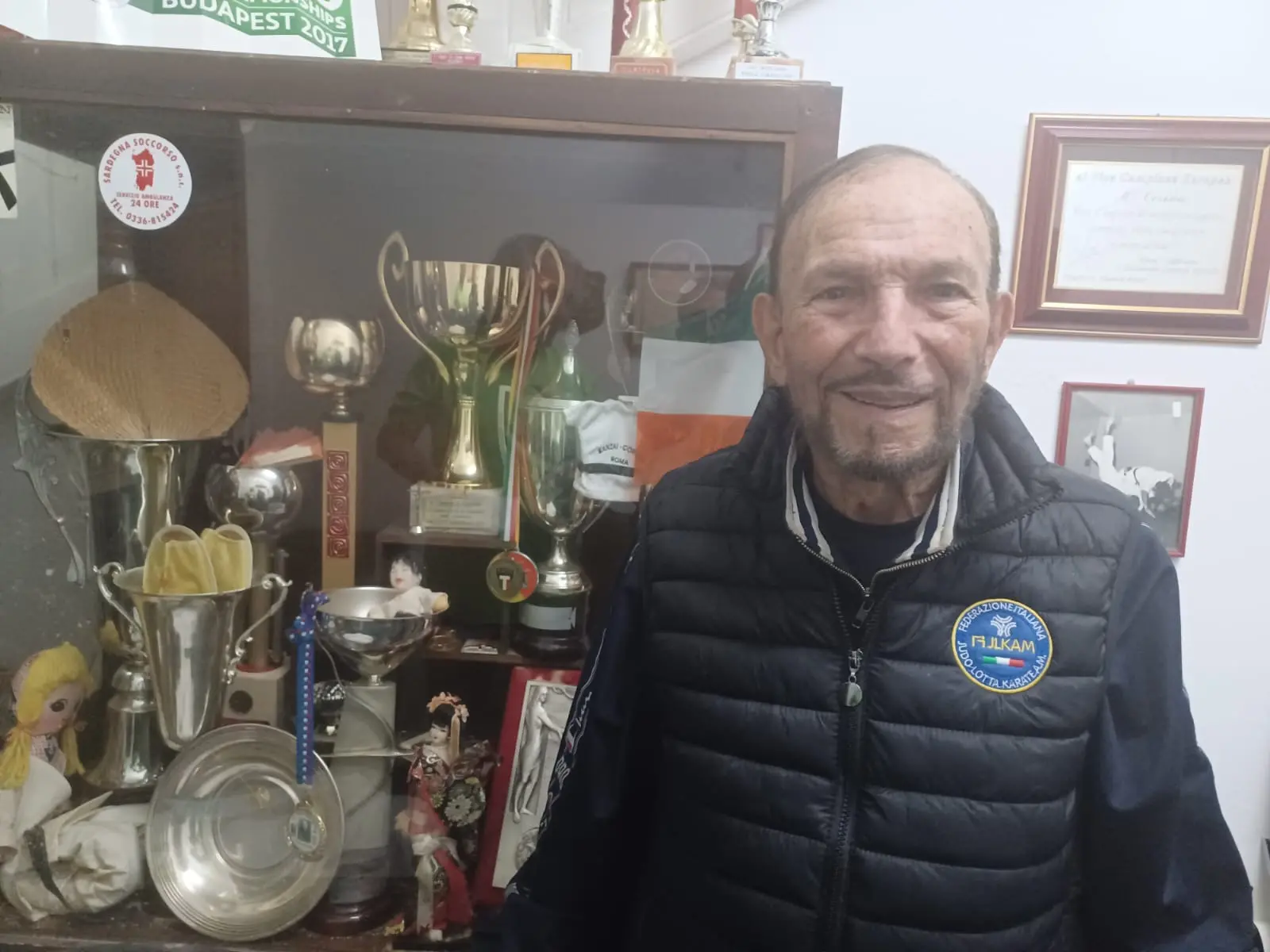 Pietro Corona a 94 anni con alcun idei trofei vinti nella sua carriera (foto p. c.)