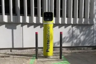 La colonnina 'Polis' per la ricarica dei veicoli elettrici installata a Pula (foto Murgana)