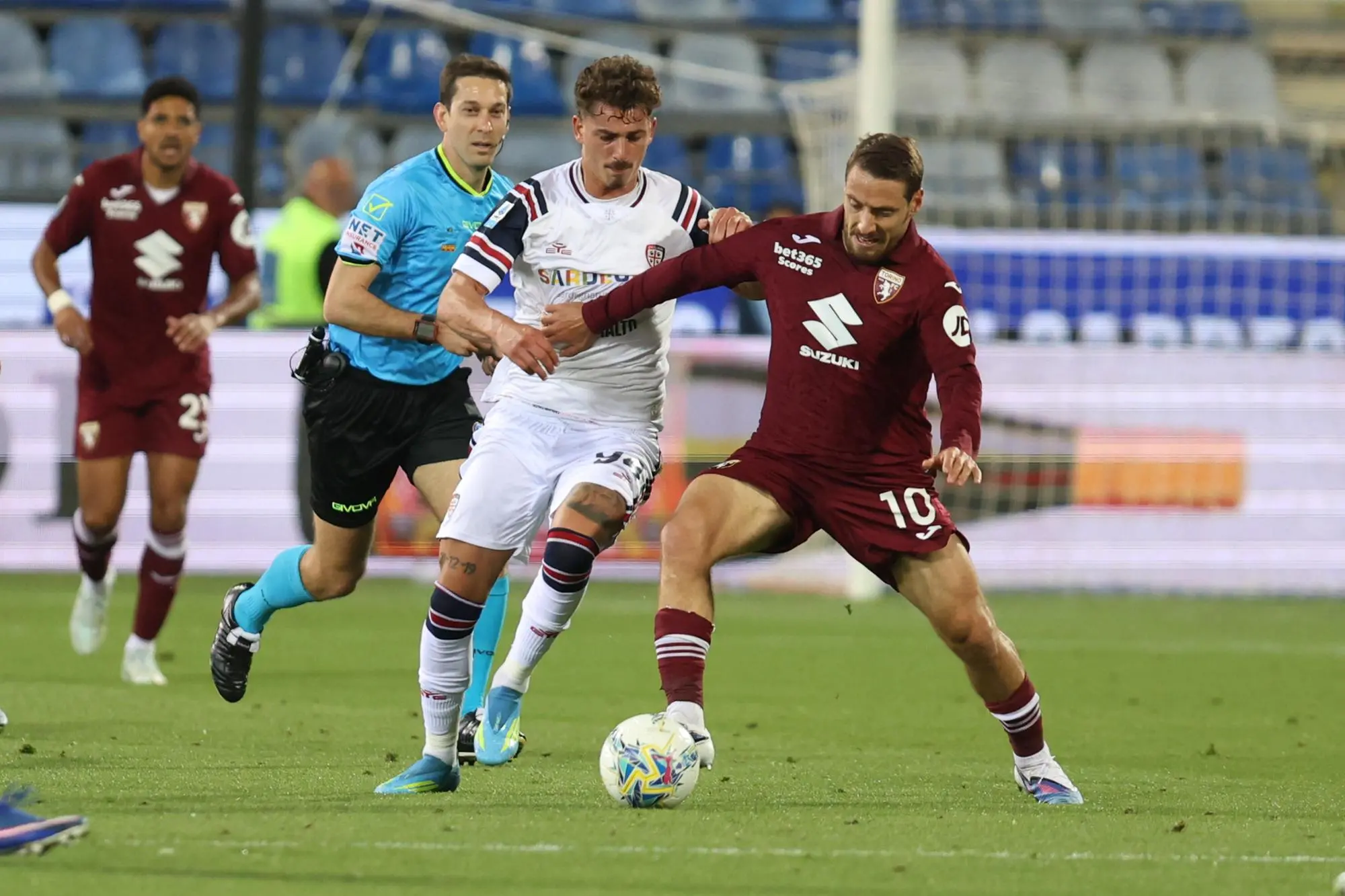 Sebastiano Esposito, in gol in Cagliari-Torino, contrasta Nikola Vlašić (foto Ansa)